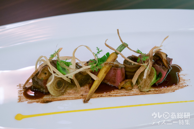 軽く燻した和牛テンダーロインのグリル 牛蒡で巻いた牛テールのブレゼと八丁味噌ソース|“クリスマス・ファンタジー”ディナーコース ユールタイド 15,430円|東京ディズニーランドホテル「カンナ」