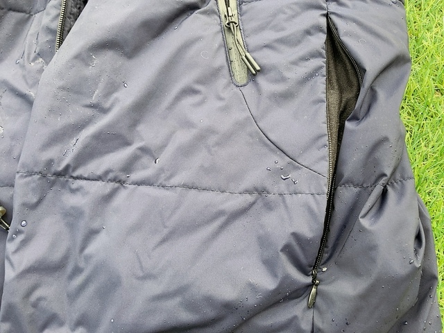 【ワークマン REPAIR-TECH(R)(リペアテック)洗えるフュージョンダウンフーディー】ポケットの中にも水が染みています