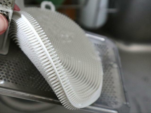 【ニトリ シリコーンスポンジ】食器洗い洗剤を付けてぬるま湯を流しながらごしごし