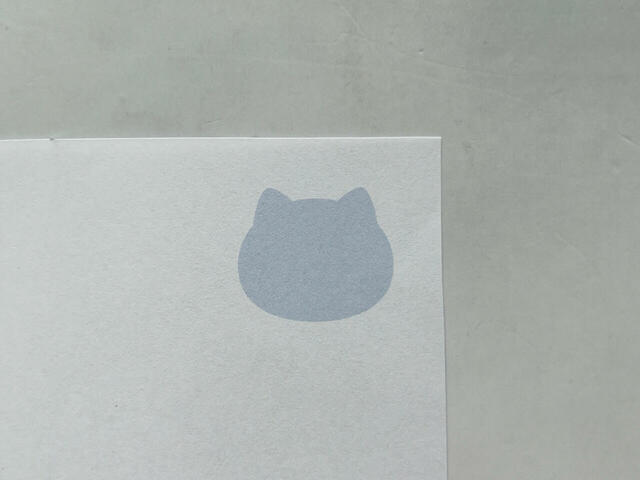 切手を貼る箇所はハチワレのお顔シルエット!