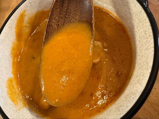 【コストコ AMARA インドバターチキンカリー】木のスプーンでソースをすくってみました♪とろみがあって食欲をそそります◎