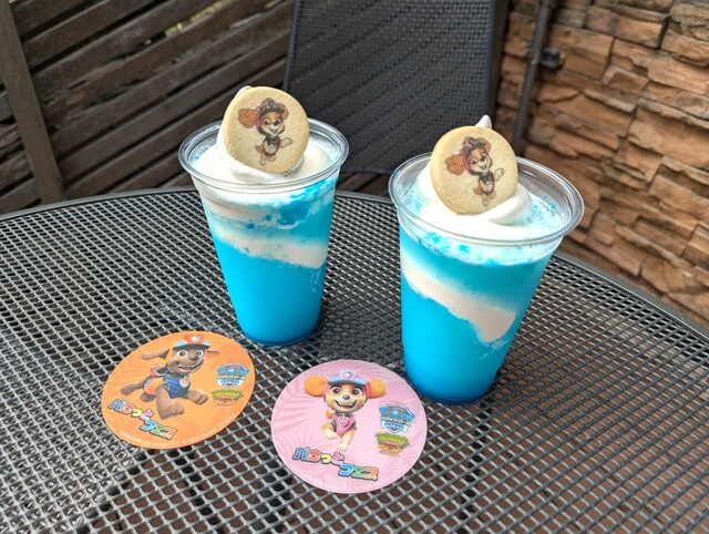 【さがみ湖MORI MORI】「パウっとフェス」のオリジナルドリンク「お空のだいぼうけん！フロート」900円（税込） ※ドリンク1品の注文でオリジナルコースター（全7種）がランダムで1枚プレゼントに