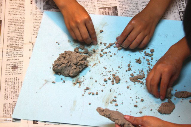 取り出した土をつぶすようにして練り、つくりたいだんごの大きさに取り分けます。細かい土も集めて～。
