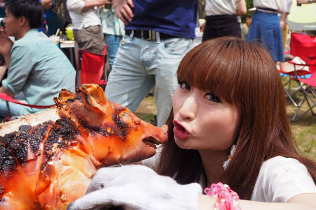 珍肉に食らい付く! ワイルドすぎる美女たち