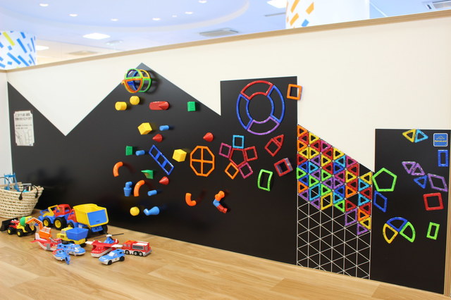 マグネットウォールで、ダイナミックなパズル。