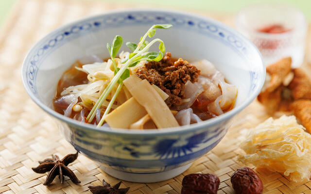 「麻婆タンミョン」＜期間：2025年4月26日〜6月30日＞【本格的なグリル料理＆約100種類の料理が食べ放題！初夏のパノラマビューで楽しむ“4冠達成”の眺望ブッフェ開催中！】