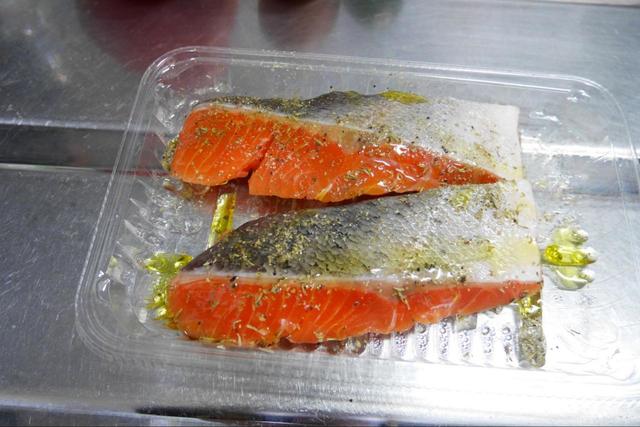 【サーモンと彩り野菜のグリル】マリネ液をかけて20分