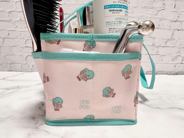 サイドのポケットにはリファのローラー、フレグランススプレーをイン！