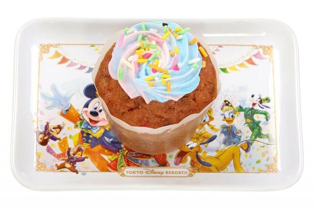 ストロベリーマフィン、スーベニアプレート付き 1,100円|東京ディズニーリゾート40周年“ドリームゴーラウンド”グランドフィナーレ スーベニア付きメニュー|発売日:2024年1月23日(火)|販売店舗:東京ディズニーランド「トゥモローランド・テラス」、東京ディズニーシー「ザンビーニ・ブラザーズ・リストランテ」