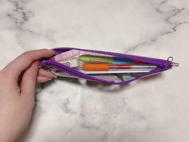 フラットタイプのペンケースで、バッグの中で嵩張らないのがGood！