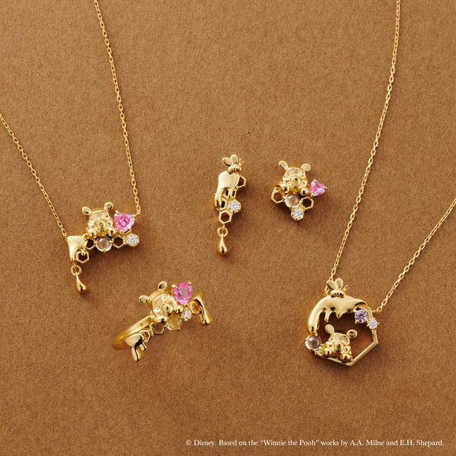 ネックレス 22,000円、ネックレス 24,200円、ピアス 22,000円、リング 22,000円｜サマンサティアラ『くまのプーさん』コレクション