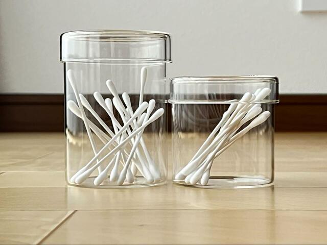 【3COINS　蓋付ガラスラウンド収納：小サイズ 蓋付ガラスラウンド収納：中サイズ】少量の綿棒なら小サイズでも入る