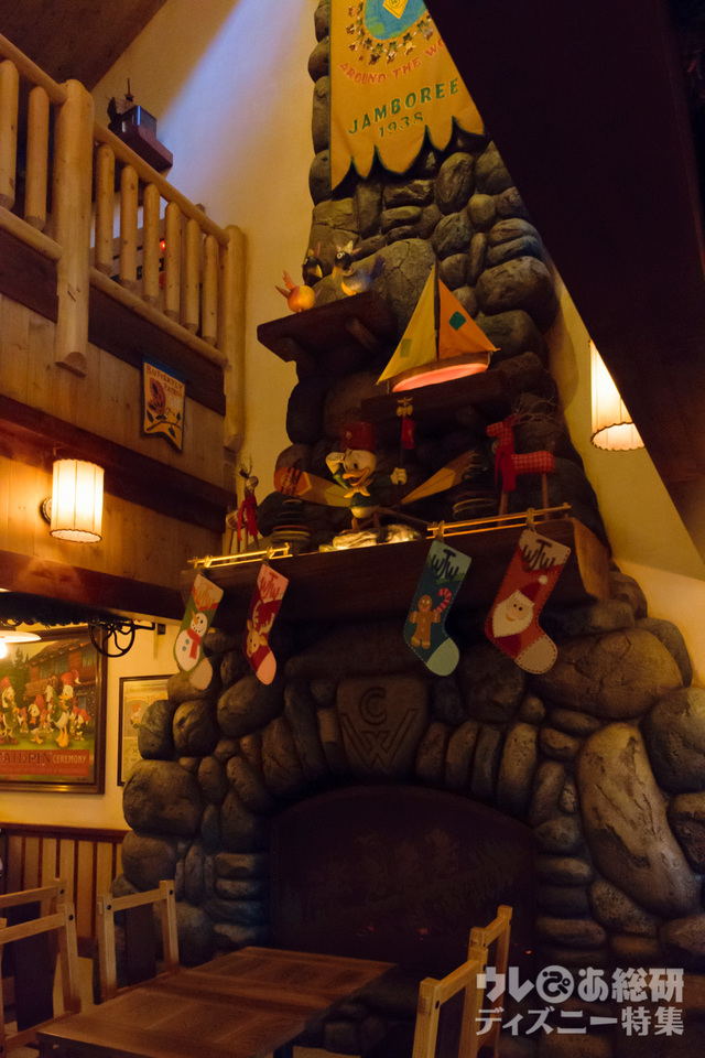 クリスマスらしい装飾が施された、キャンプ・ウッドチャック・キッチン