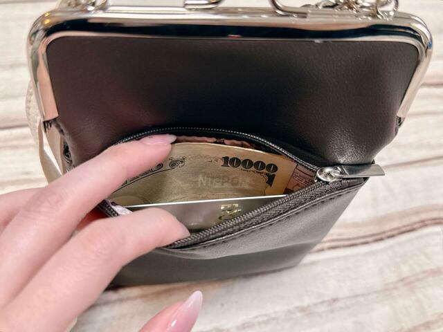 ジップポケットには二つ折りにした紙幣やカード、コインが収納可能