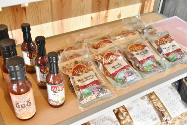 【small planet CAMP & GRILL】オーガニックのBBQソースやナッツ、チョコレートなども売っています