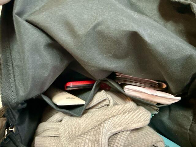 内側の区切りポケットにはミントタブレットや名刺入れなどを収納