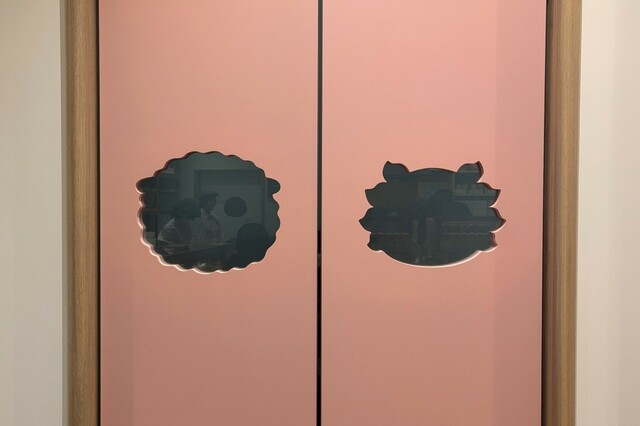 【ちいかわベーカリー】店内のドア。くりぬかれた形は…