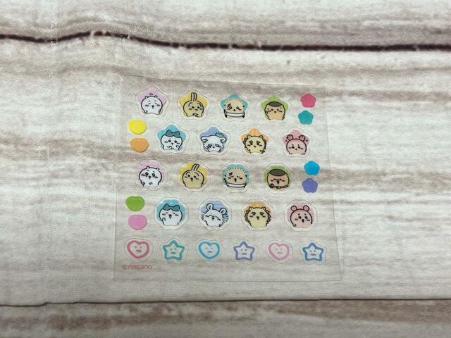 3.ちいかわクリアシールが入っています