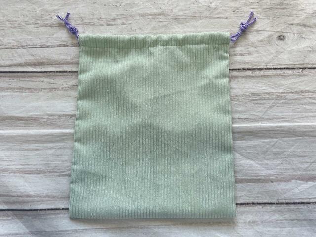 バックは装飾がないシンプルなデザイン