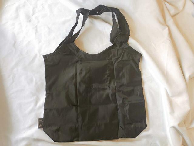 バッグ裏面は、シンプルな無地【MOOMIN（ムーミン）たっぷり入る ビッグエコバッグ「リトルミイver.」】