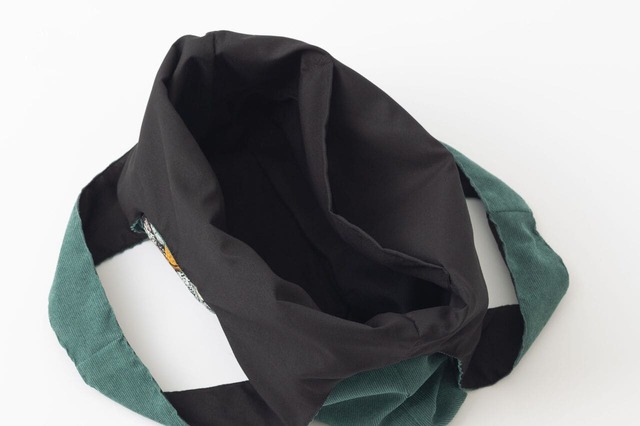 内側には大きめのポケットを配置