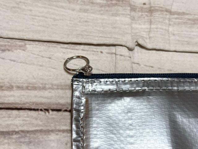 ファスナーの引き手にはリングモチーフ付き