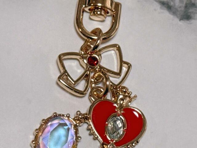 リボンモチーフのチャーム付きなのもGood！