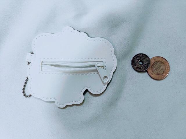 自販機でジュースを買えるくらいの小銭なら入る