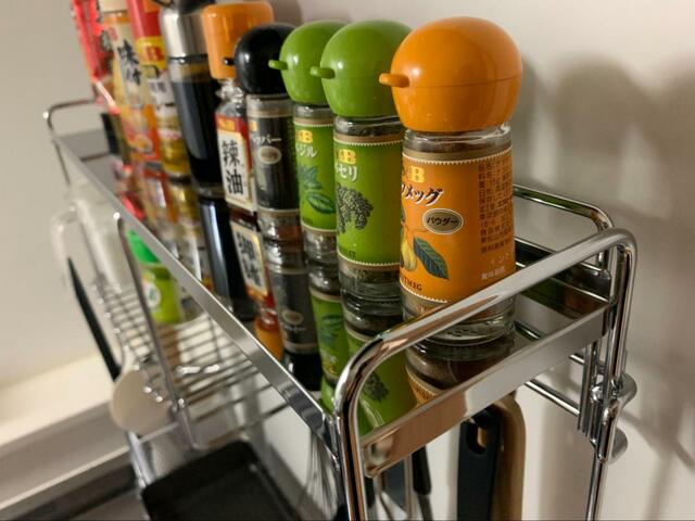 【ニトリ　コンロ横ラック】ラックの上部の棚は、溝のようになっているため落ちることがありません。