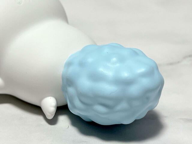 モモンガのチャームポイントでもあるふわふわボリューミィな尻尾！