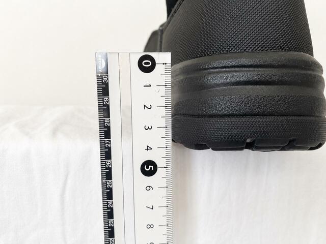 【ワークマン　ミツウマオレックスストレッチブーツ】ソールは最も高いところで約4cm。接地面から4cmまで防水性があります
