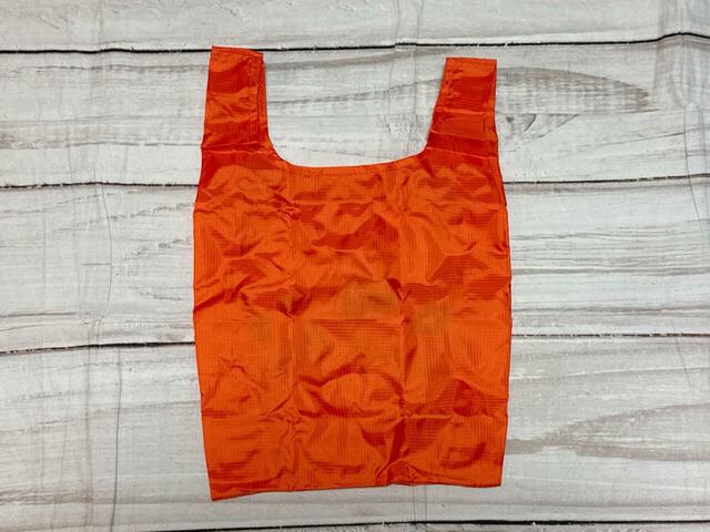 背面は装飾がないシンプルなデザイン