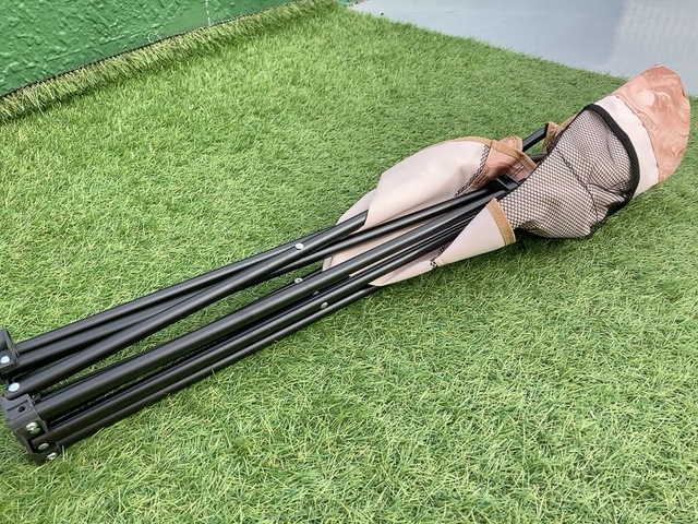 【ワークマン 燃え広がりにくいアームチェア ハイ】収納袋から出して脚を開くだけで設置完了