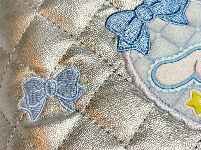 ワッペンの両サイドにはリボン刺繍があしらわれています♪【サンリオキャラクターズ当りくじ】「3．バニティケース／シナモロール」