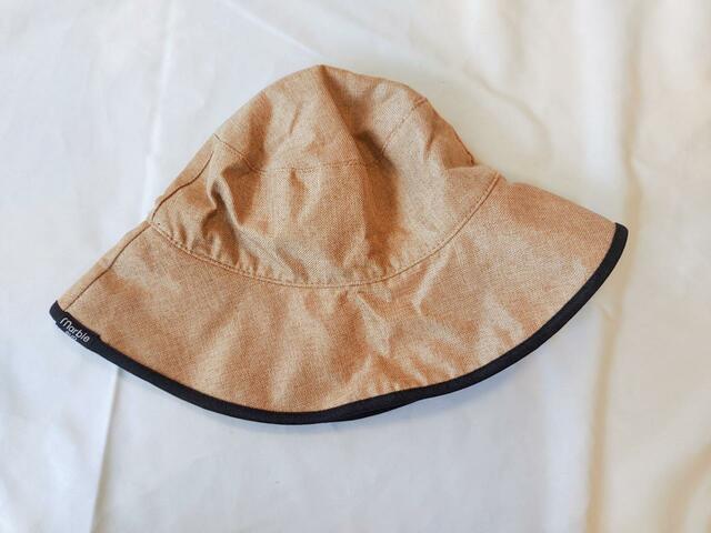 黒いフチ部分がオシャレ【リンネル 2023年8月号増刊】付録「marble SUD（マーブルシュッド）×kazumiさん」コラボの麦わら風ハット＆収納巾着セット ：価格1,280円（税込）