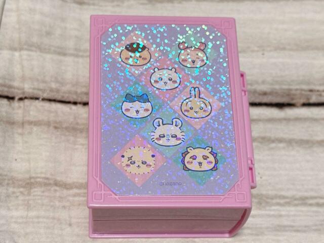 背面の裏表紙は異なるデザイン！レギュラーキャラ8人が勢揃いです♪