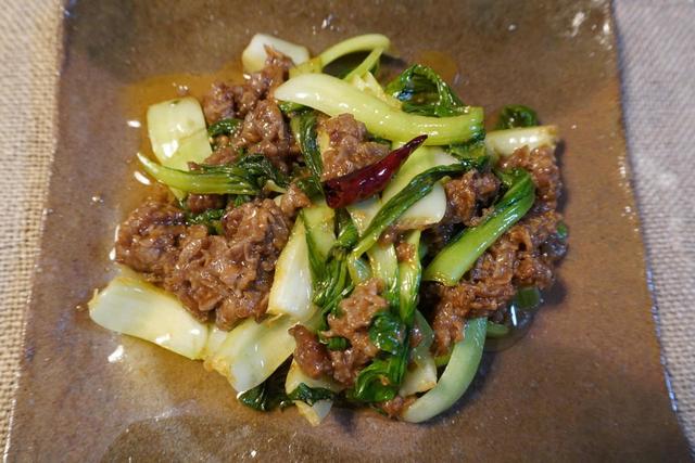 牛肉は少し固めの赤身を使うと歯ごたえがあり、青菜の食感とのバランスがよくなる