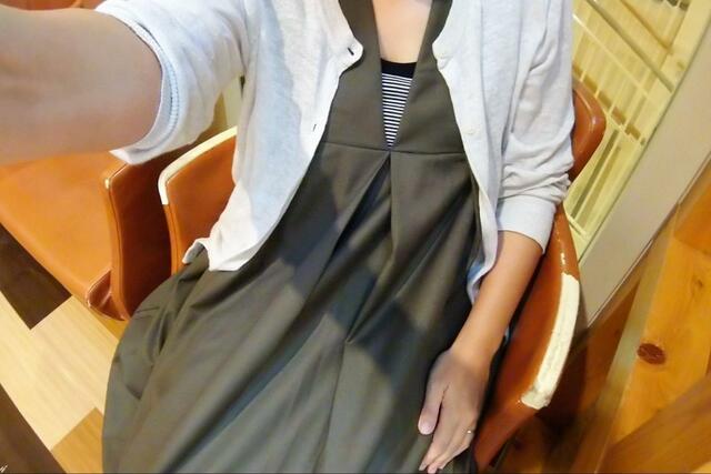 【coca 2wayウエストプリーツワンピース】センターのプリーツが開いてX字ラインが。着やせ効果もありそう