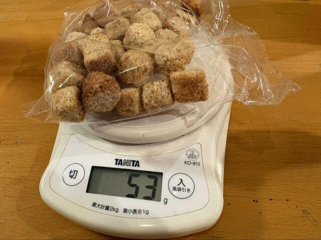 【コストコ ベーコンシーザーサラダ】サクサクのクルトンは別袋で、53gのたっぷり量があります◎