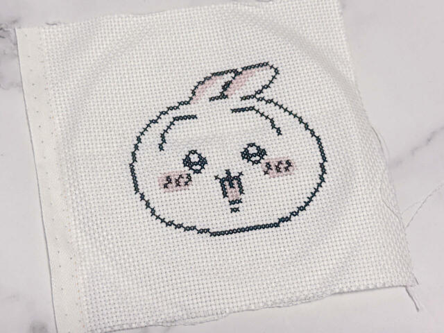 続いてピンクの糸の箇所を刺繍。