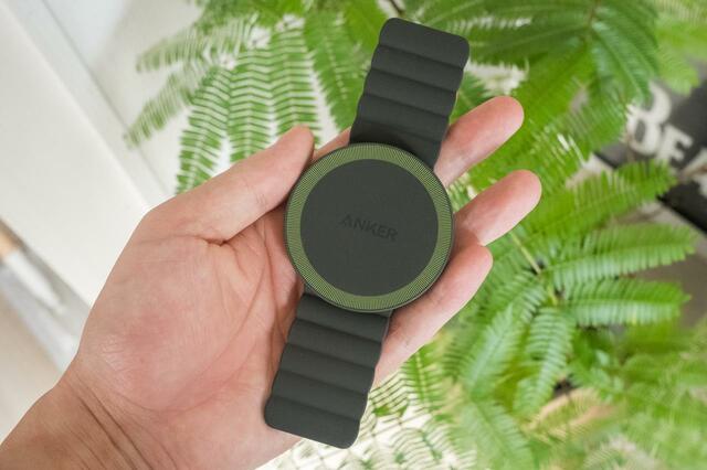 Anker 620 MagGo Phone Grip「壁につけられるスタンド！？」