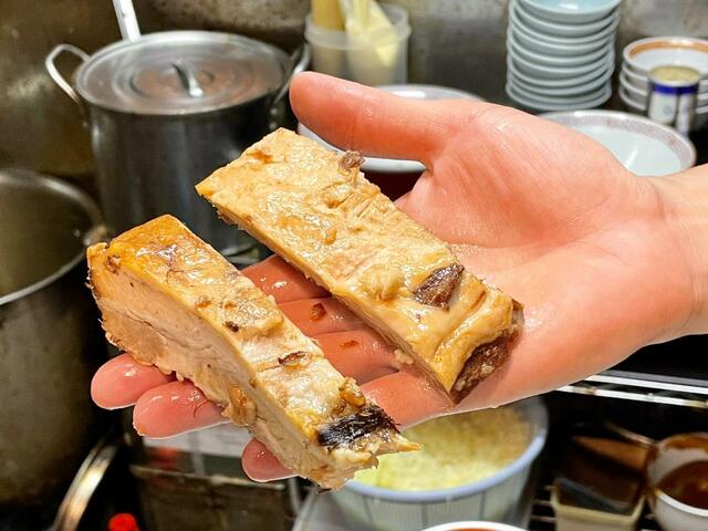 【Heart Restaurant 安ざわ家 練馬店 】これがふつうのチャーシュー定食のチャーシュー。１枚80グラムのチャーシューが２枚付いてくるこの定食を頼む人が多いそうです