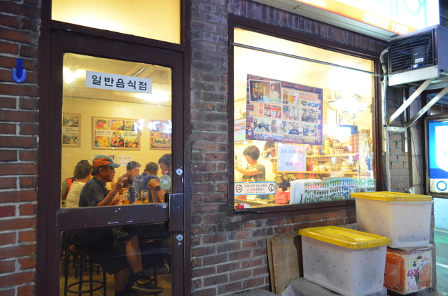 『ＯＢベオ』はレンガ造りのこぢんまりとした店。昼間から営業しているので、早めに訪れて店内に席を取り、独特の雰囲気を味わいたい