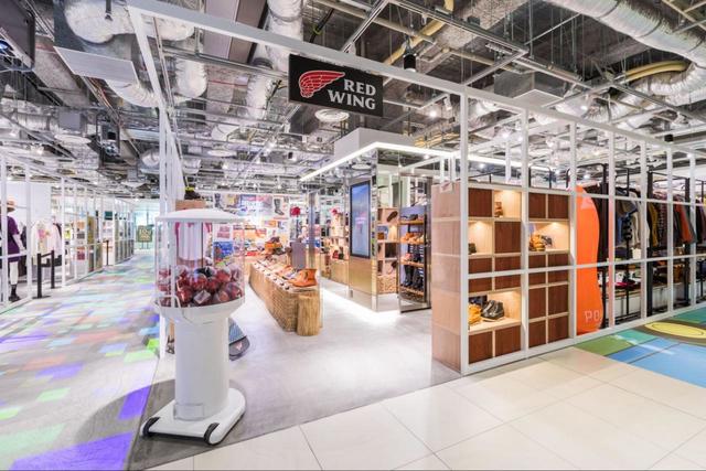【PARCO OUTDOOR PARK / RED WING SHOE STORE】店頭にガシャポンが！