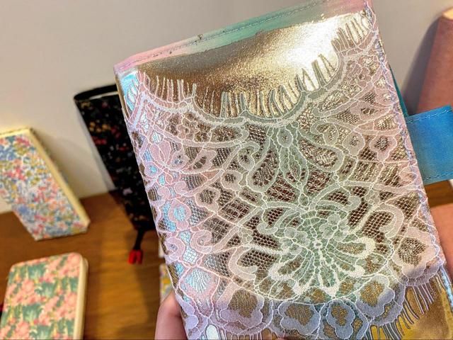 【ほぼ日手帳 YUKI FUJIWARA】繊細なレースや箔があしらわれています