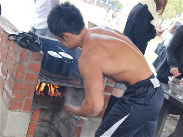 火の粉をものともせず、上半身裸!ワイルド!!