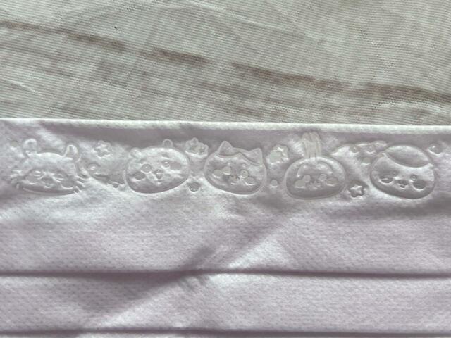 上部にはちいかわ、ハチワレ、うさぎ、くりまんじゅう、モモンガの型押し模様入り