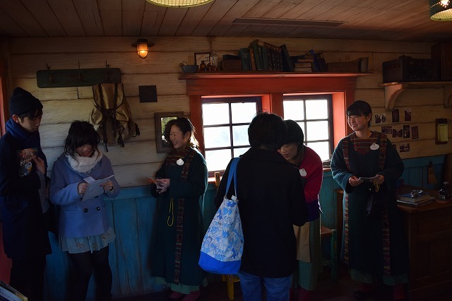 4. ヒントステーションに立ち寄ればキャストさんからヒントを貰うことができる。©Disney