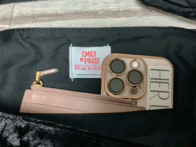 ポケットはスマホやフラグメントケースが入るサイズ感