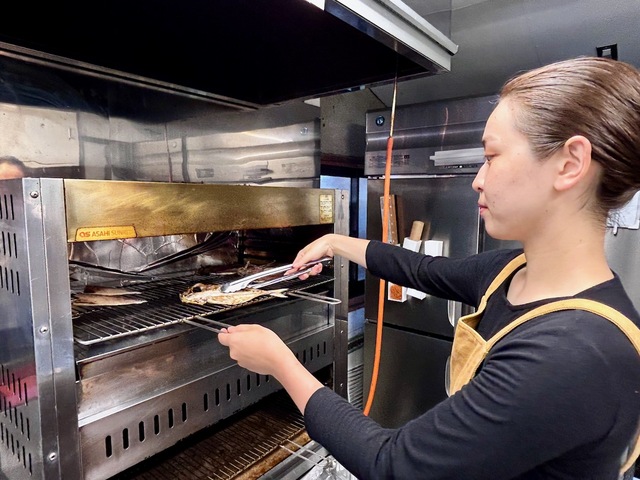 【ヨリドコロ 由比ヶ浜大通り店】注文ごとに近藤店長が干物を焼いてくれます